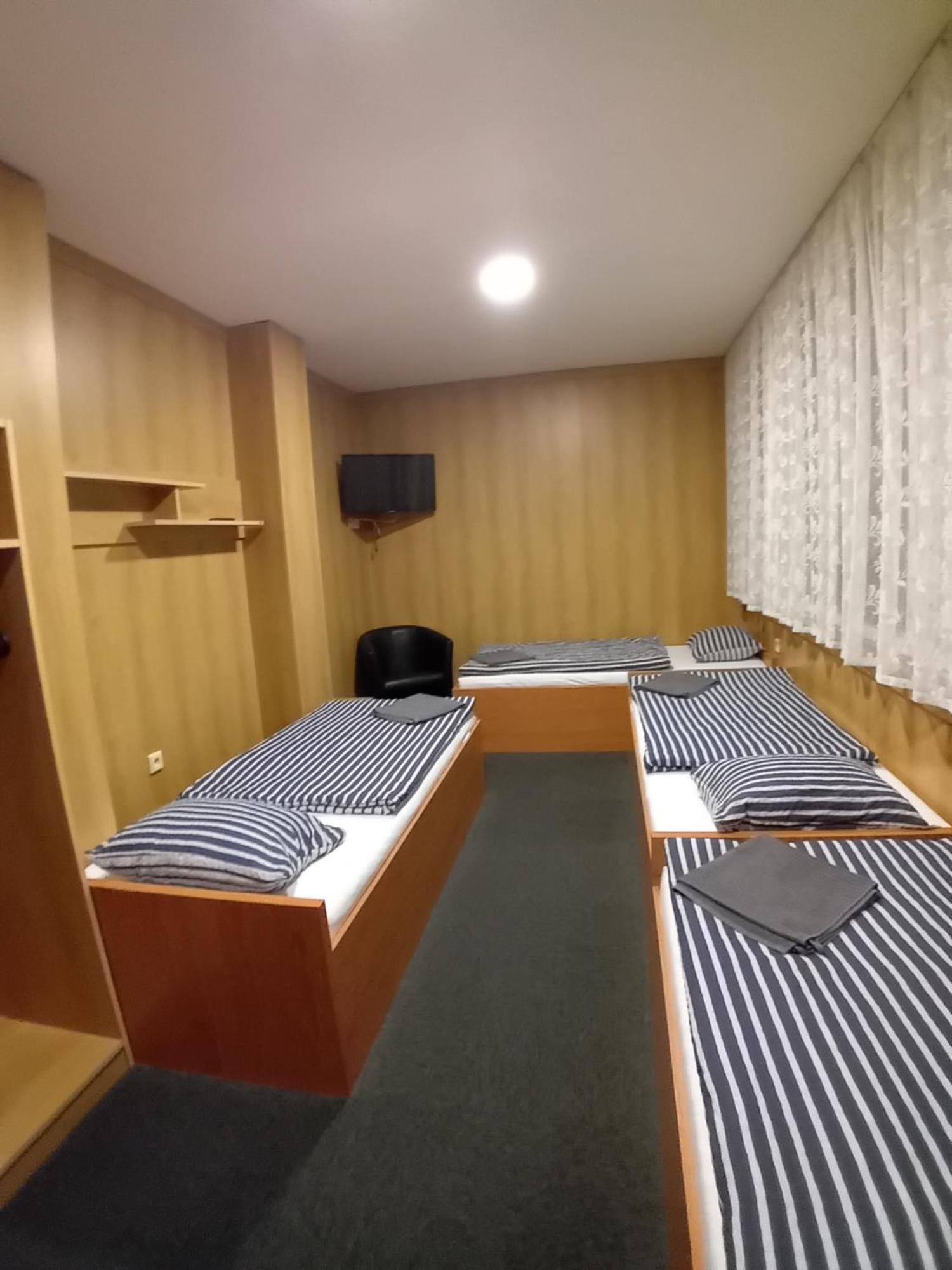 Hotel Zimni Stadion Сланы Экстерьер фото
