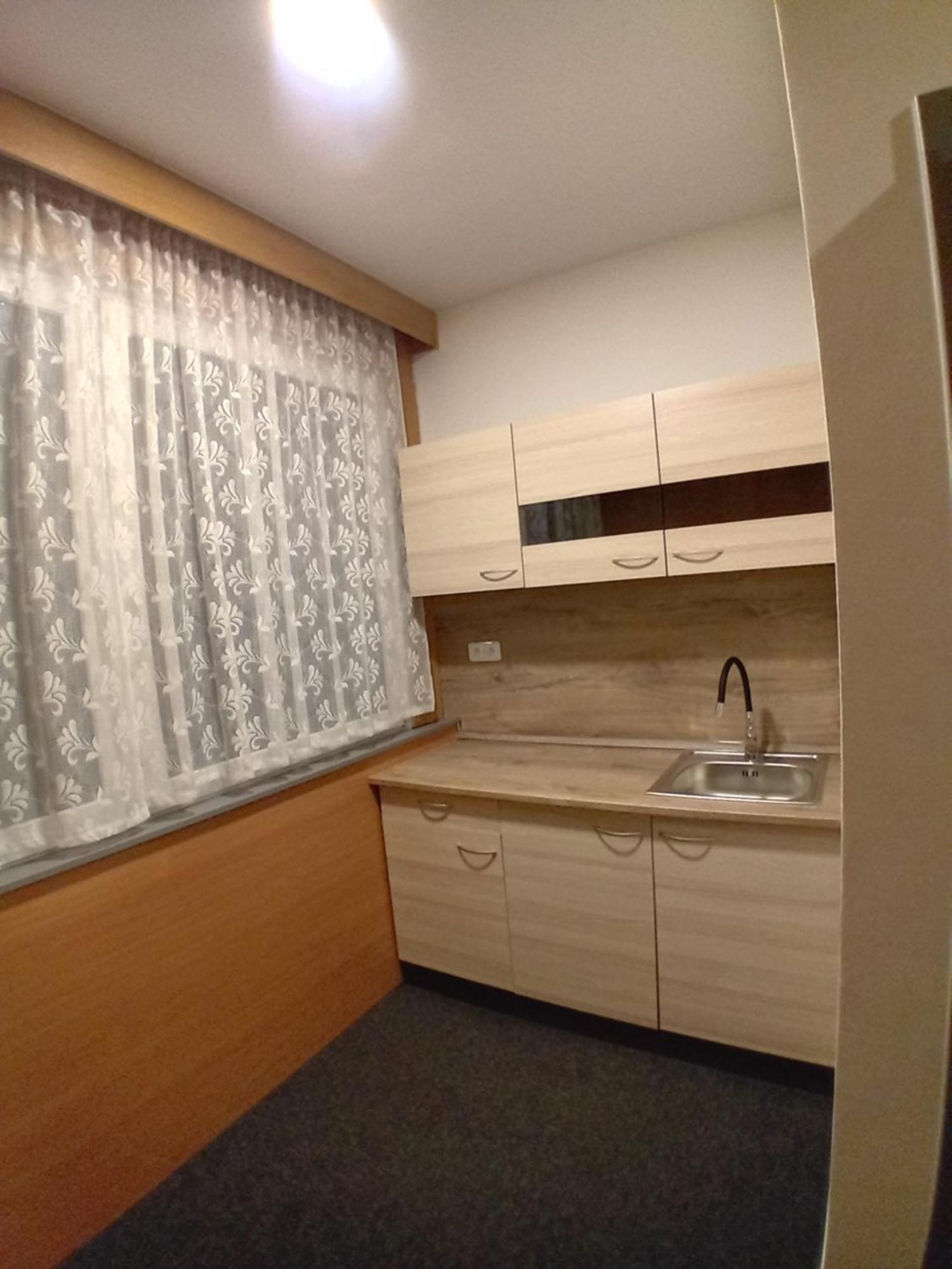Hotel Zimni Stadion Сланы Экстерьер фото